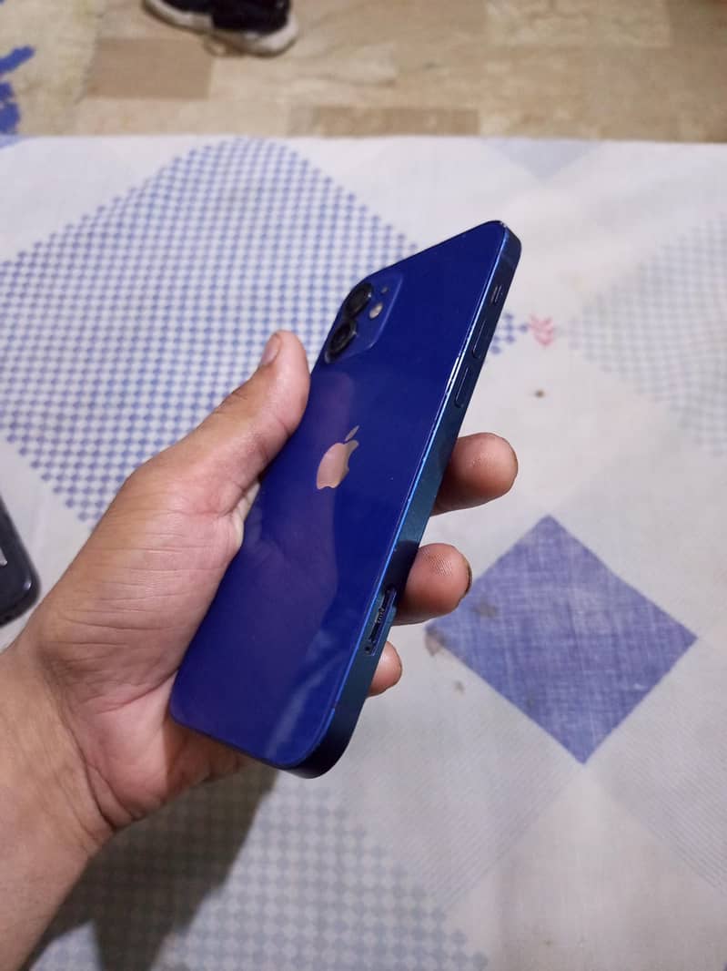Apple iPhone 12 4
