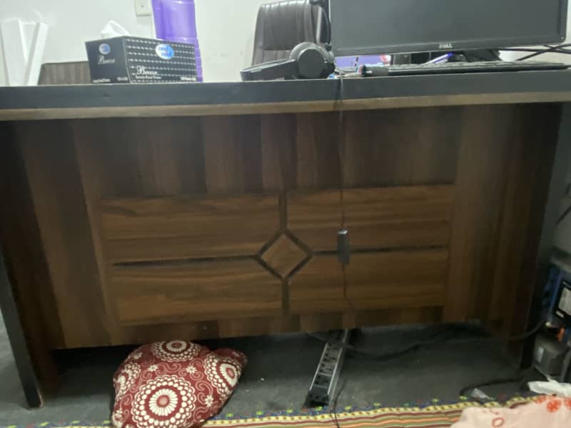 Executive Table 0