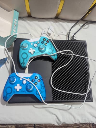 Xbox One 1Tb Jailbreak With 2 Controllers