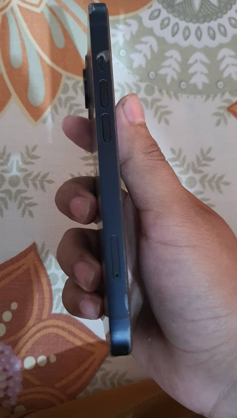 iPhone 13 4