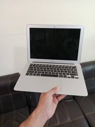 MacBook Air 2017 – 8GB RAM | 128GB SSD – Rs. 45,000