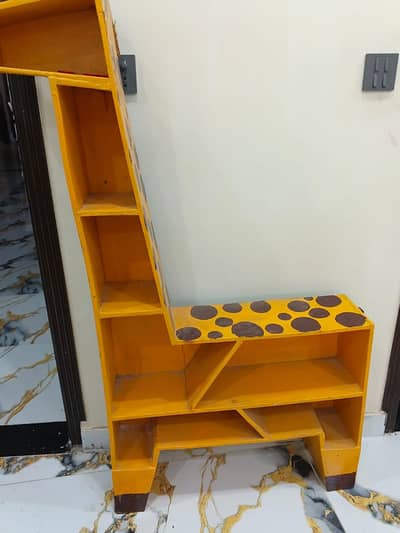 kids giraffe shelf