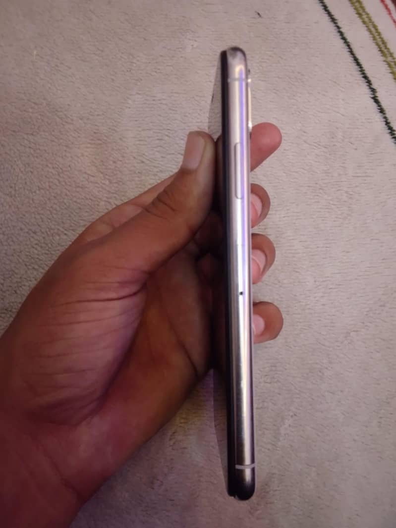 Apple iPhone X 4