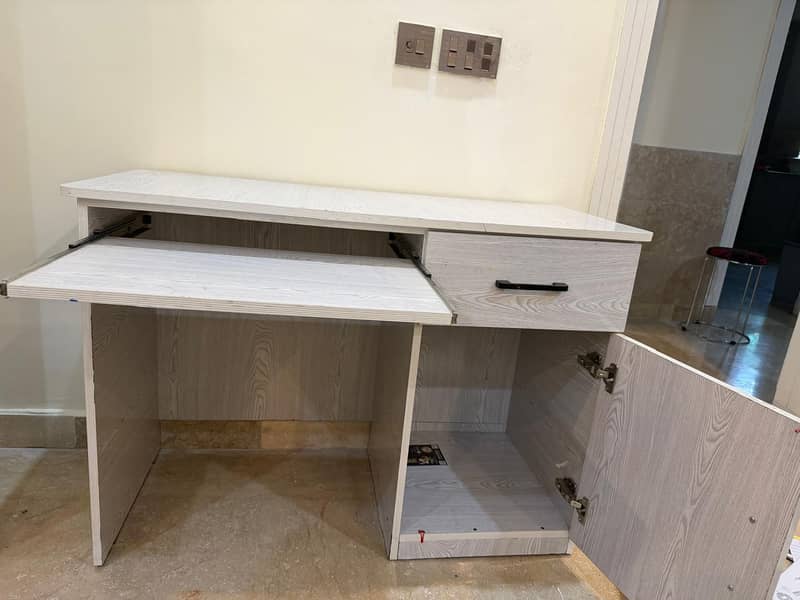 Computer Table 0