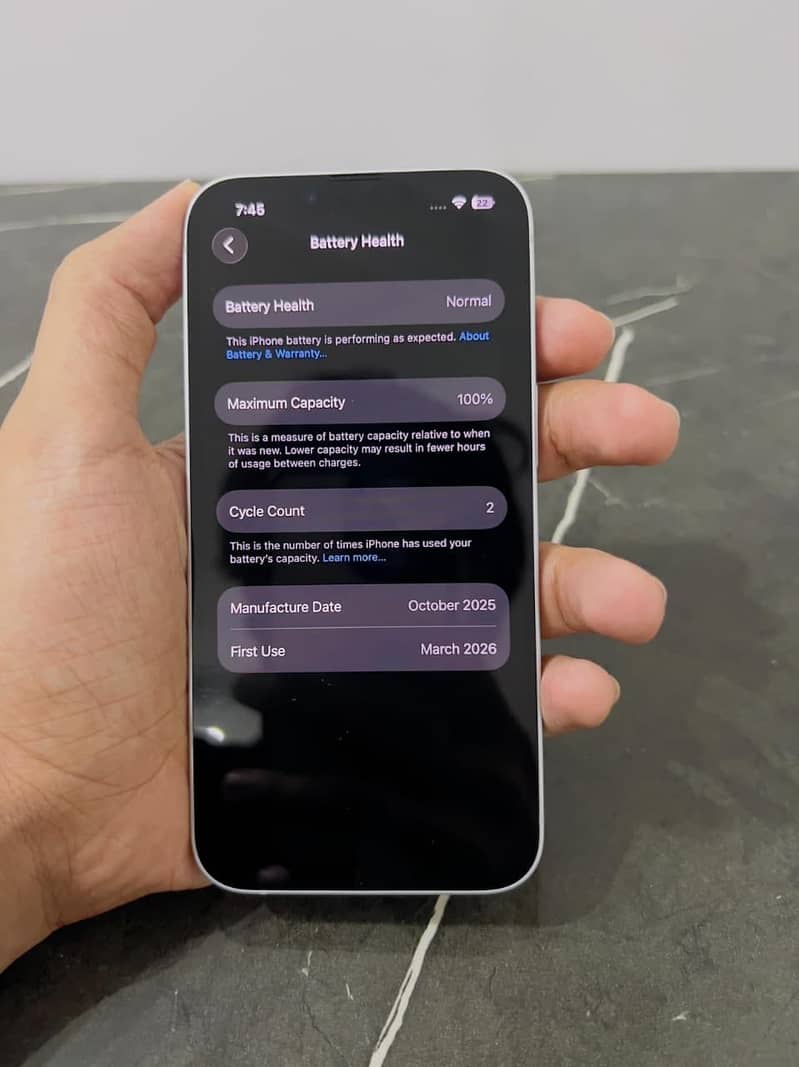 Apple iPhone 16e 3