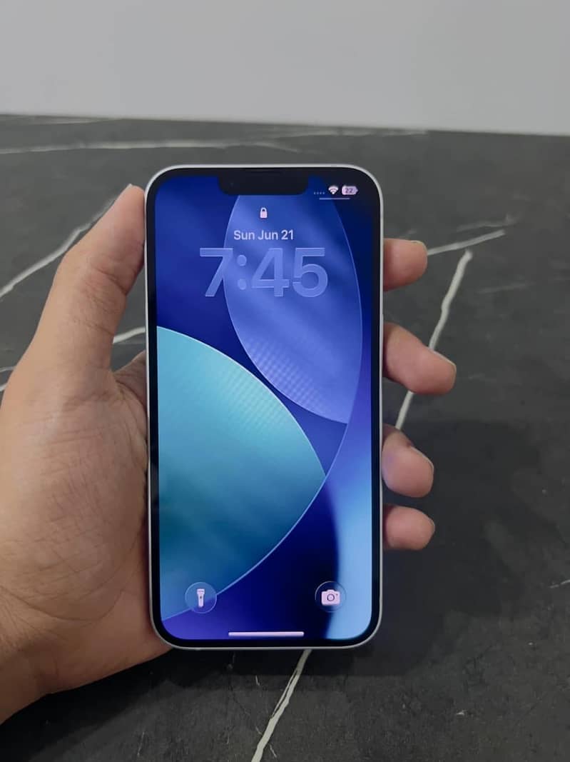 Apple iPhone 16e 7