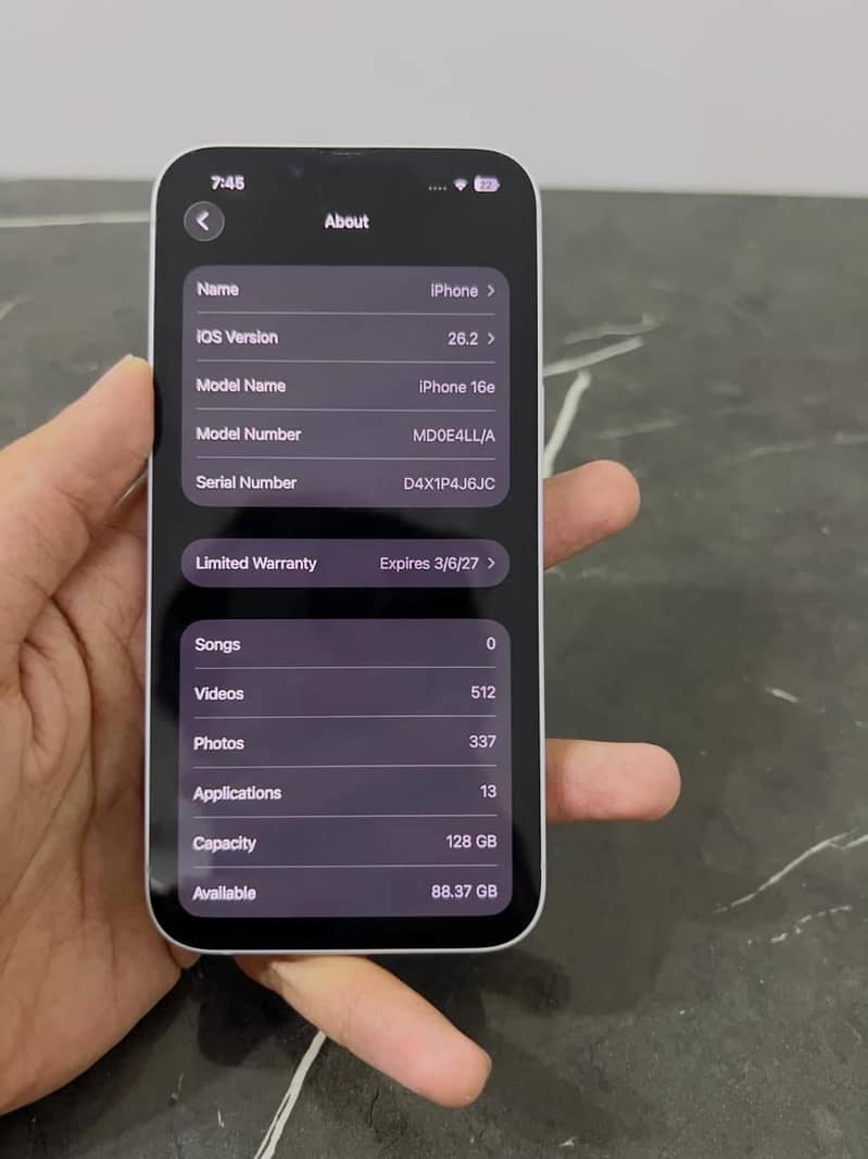 Apple iPhone 16e 9