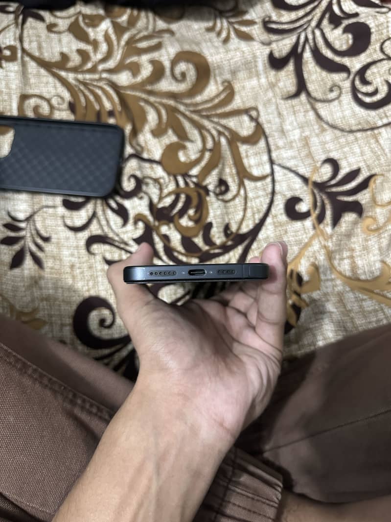 Apple iPhone 15 Pro Max 4