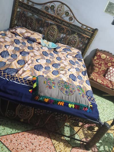 bed set and dresng table