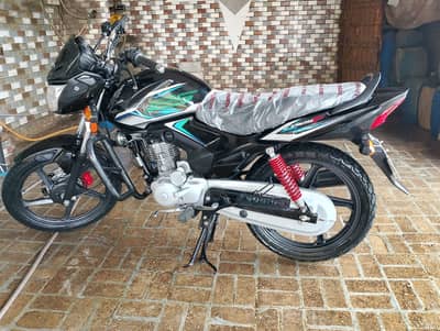 Honda CB 125F (2025 Model) – With Helmet – 1st Owner – Showroom Main