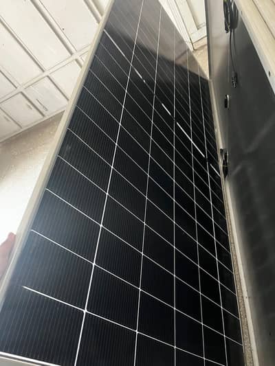 8 solar plates of 585 watt.