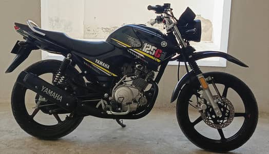 Yamaha YBR 125 G in black