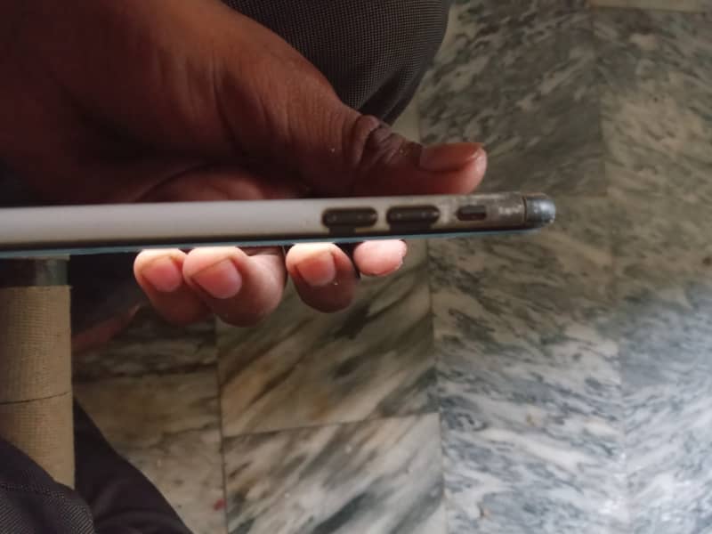 Apple iPhone 11 4