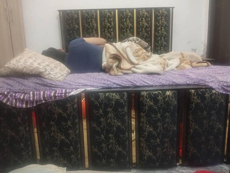 bed with side tables 0