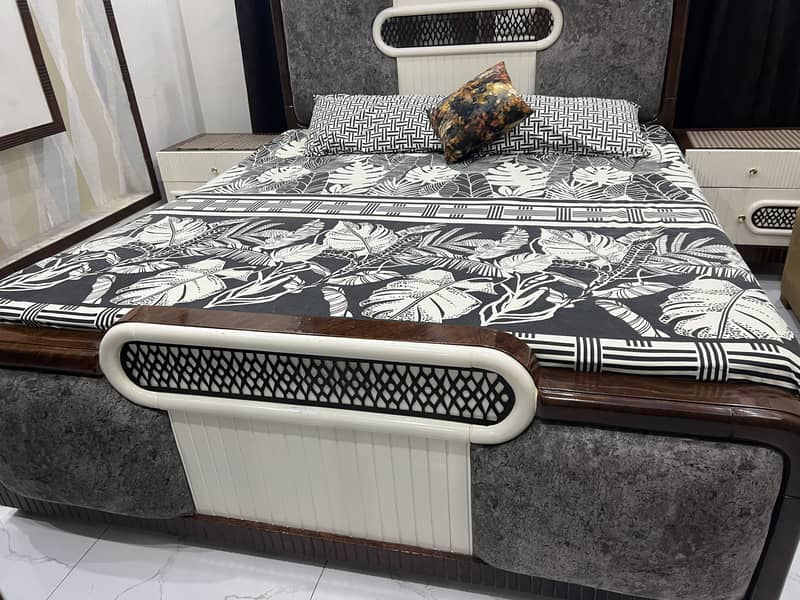 New bed set with side table 0