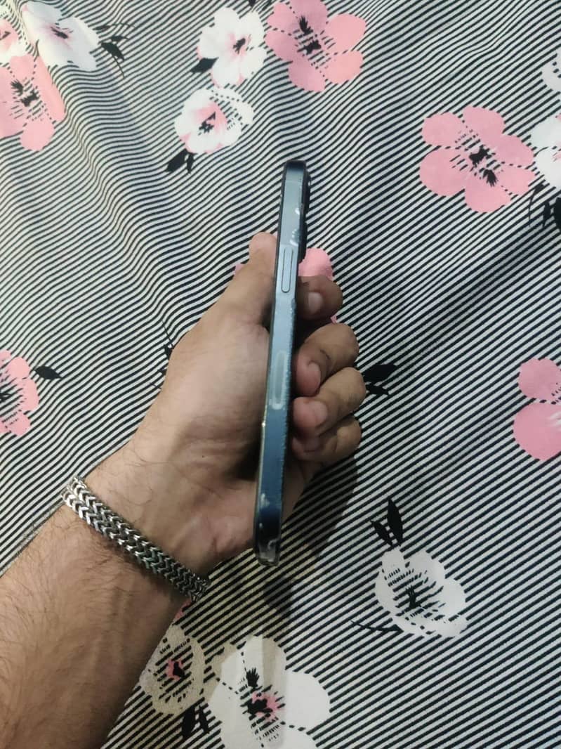 Apple iPhone 13 4