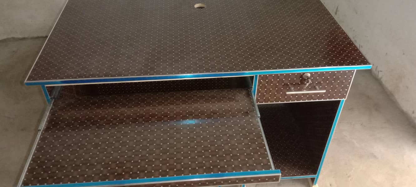 COMPUTER DESK 1