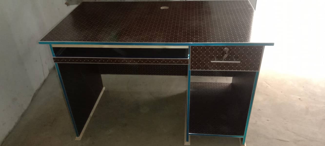 COMPUTER DESK 4