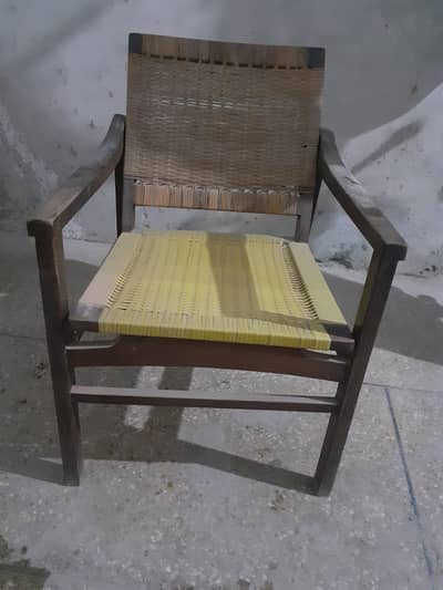 Super easy chair. Grand size. extra room to sit in