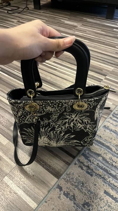 Used handbag in good quality