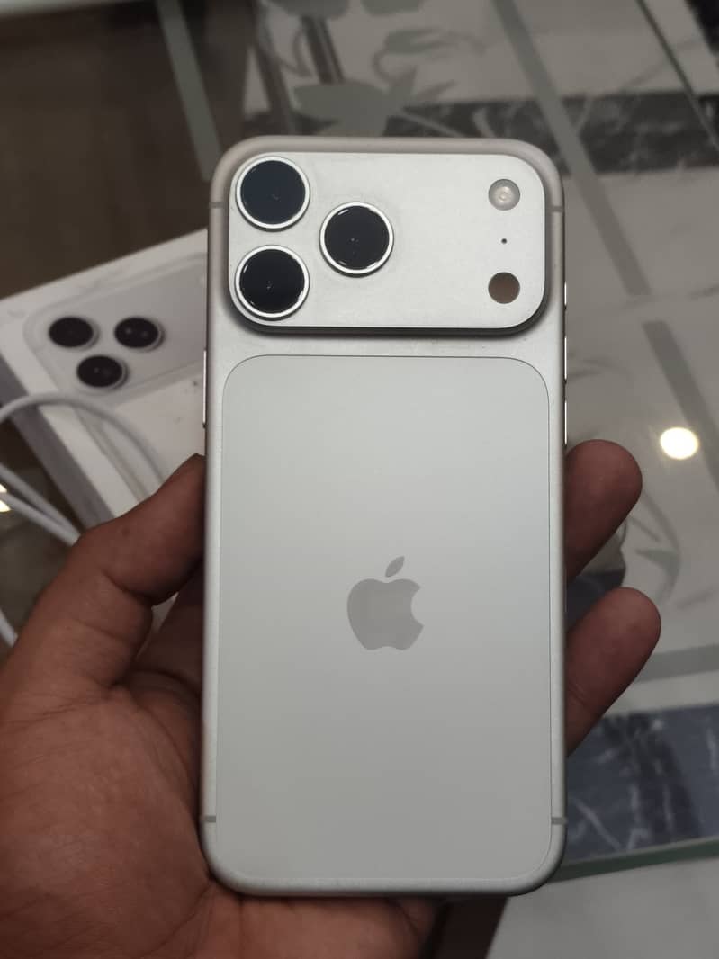 iPhone 17 Pro Max 1