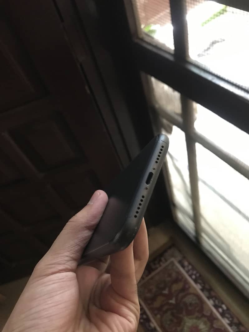 Apple iPhone 11 4