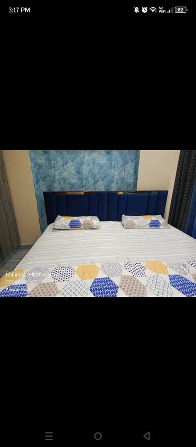 2 single beds with side table