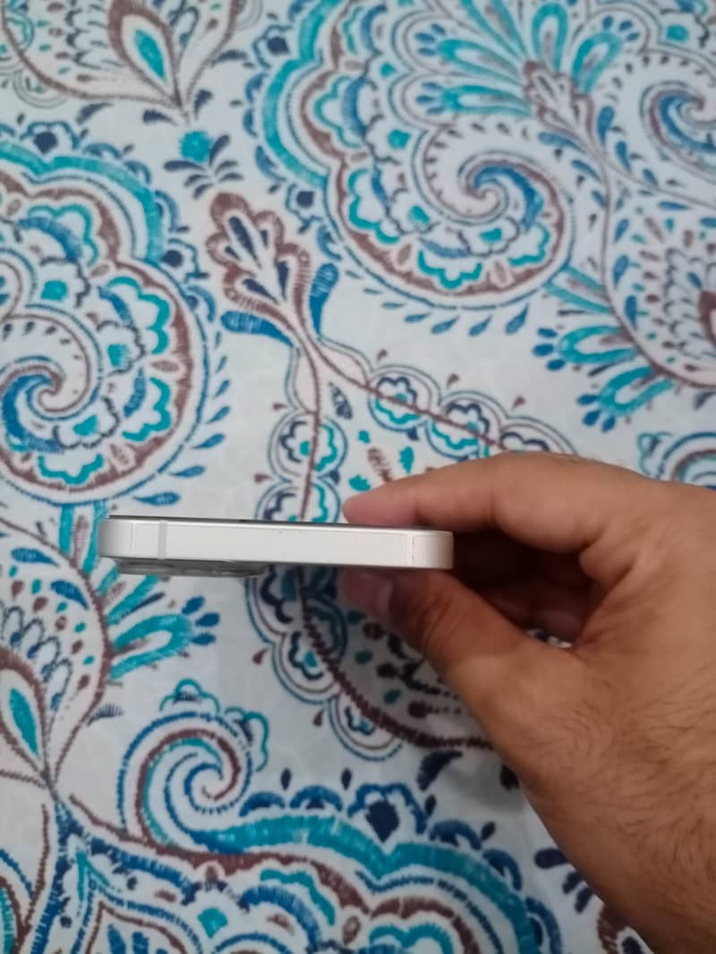 Apple iPhone 13 0