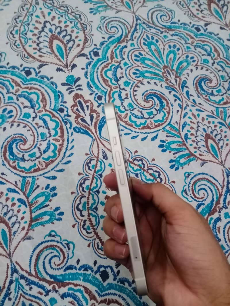Apple iPhone 13 5