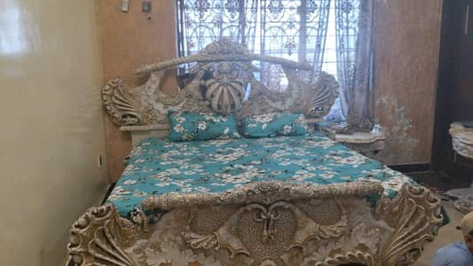 bed or furniture hai Achi halat me hai