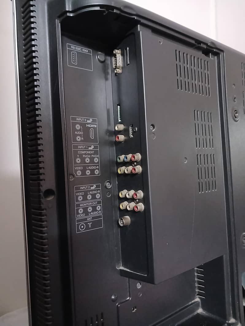 SHARP AQUOS LCD TV 2