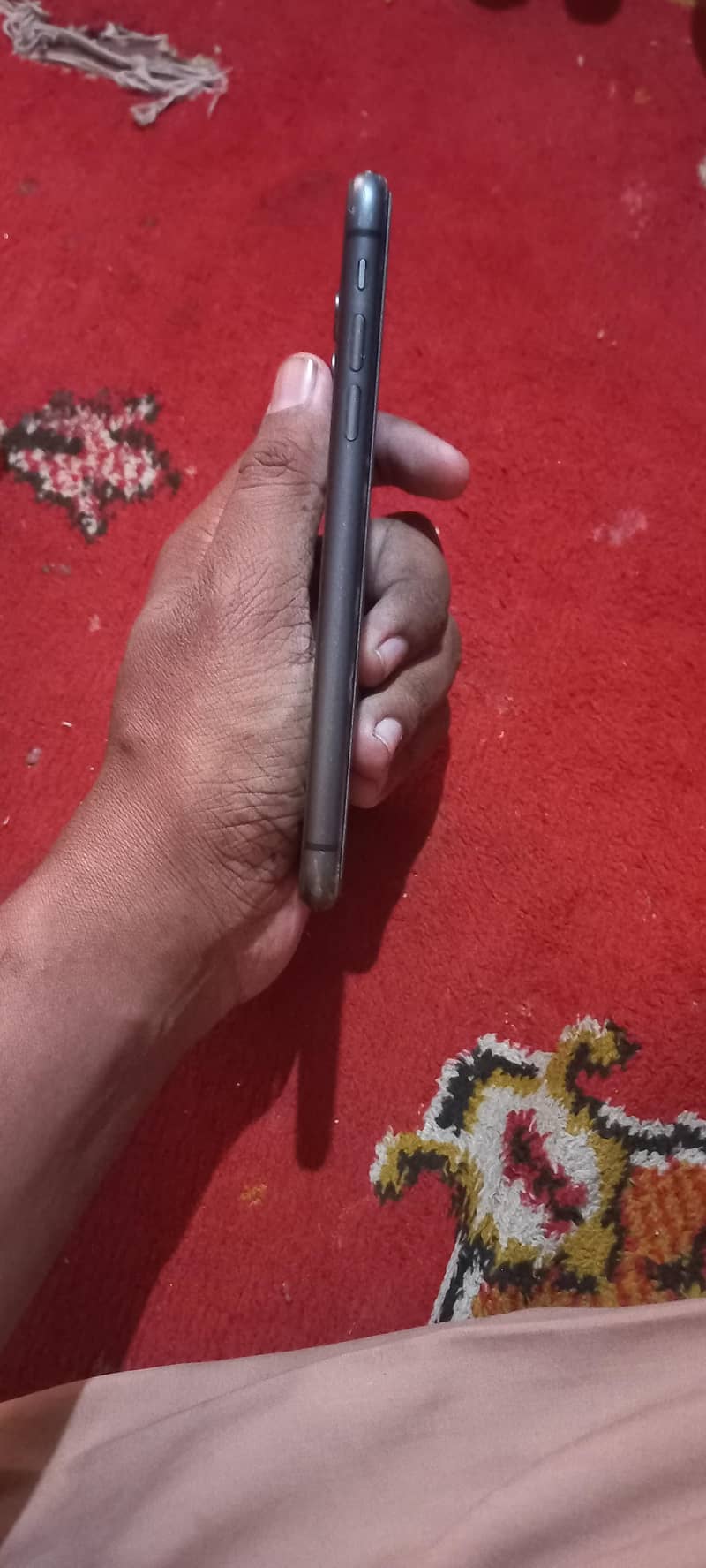 Apple iPhone 11 4