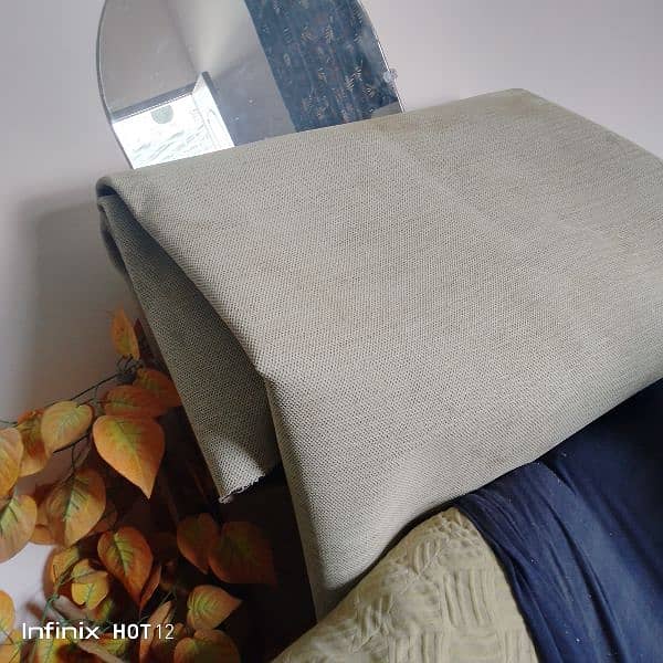 کارپٹ ھے۔ پورے کمرے کا۔ 0