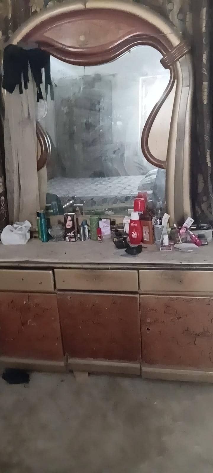 Bed , Dressing Table , side table's 0