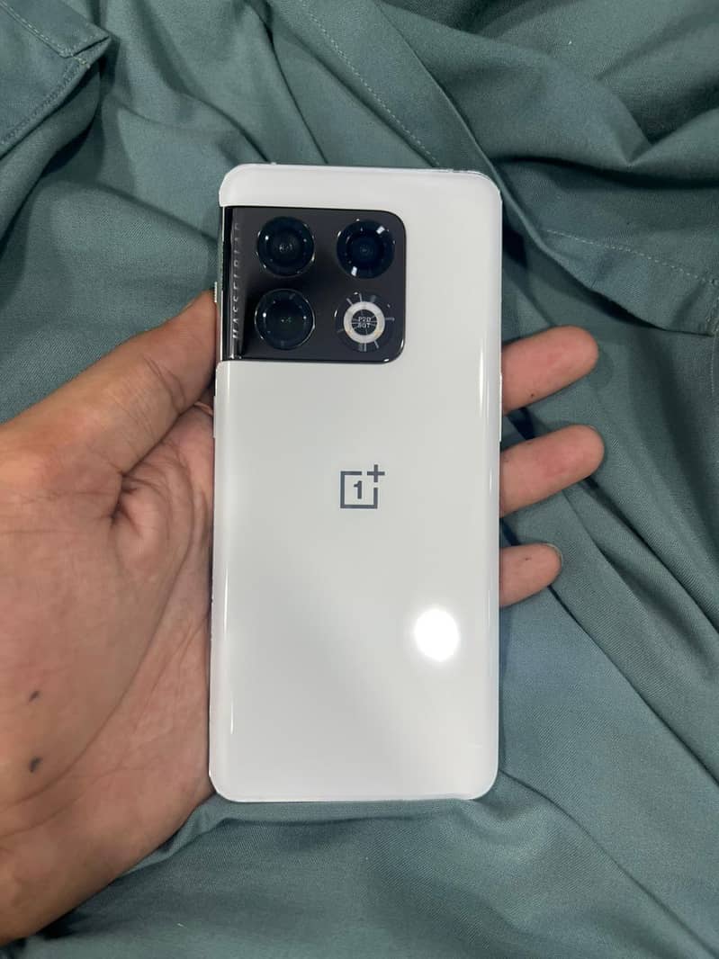 One Plus 10 Pro 4