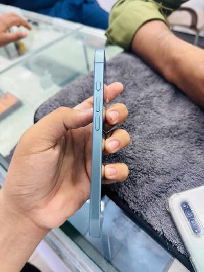 Apple iPhone 16