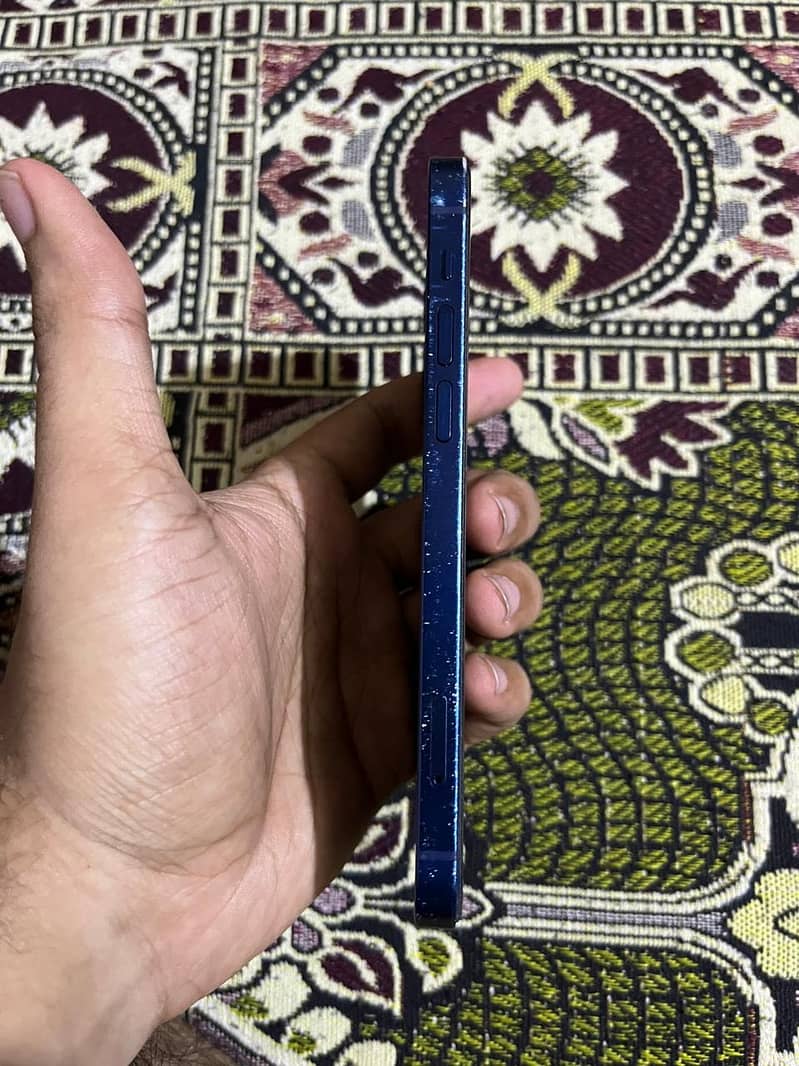 Apple iPhone 12 4
