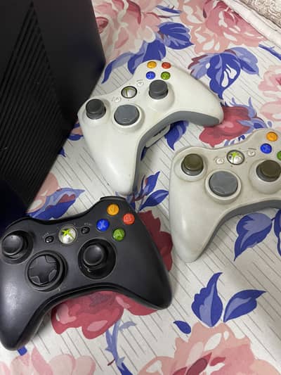 Xbox 360 Slim 32 games installed (jailbreak) with 2 extra cd’s