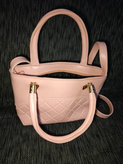 Ladies STYLO BAG For sale PU LEATHER. Intrested customer only DM here.