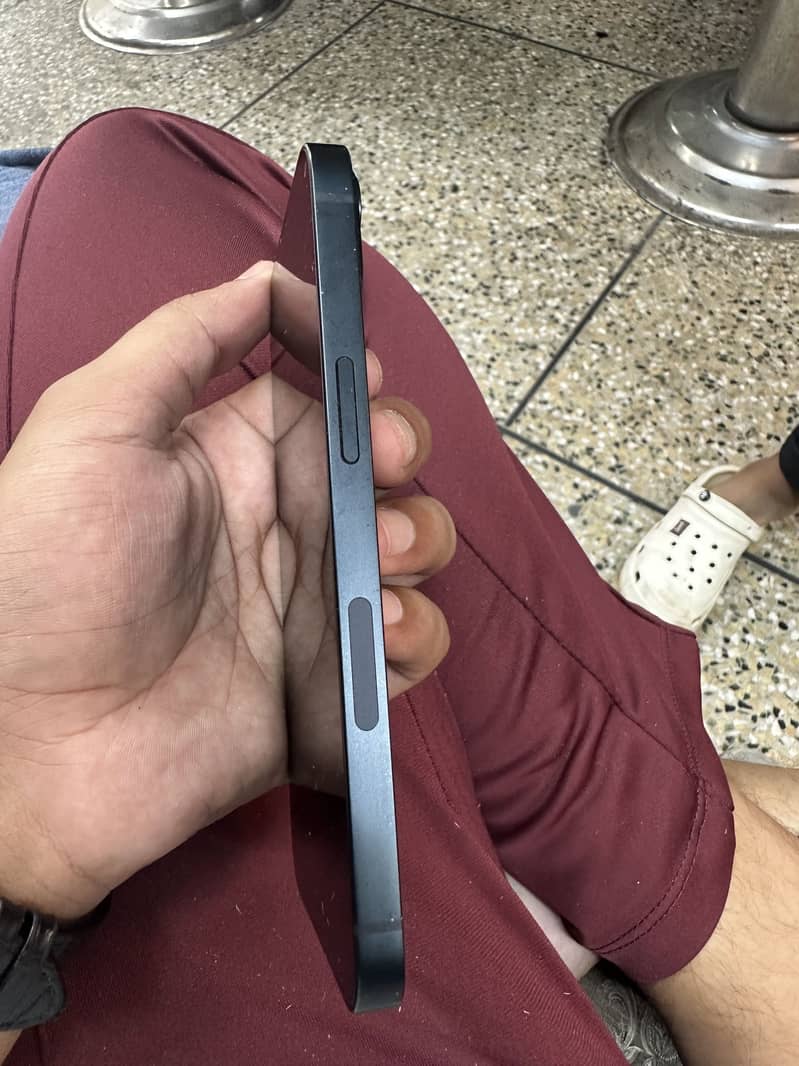 Apple iPhone 13 simple 2