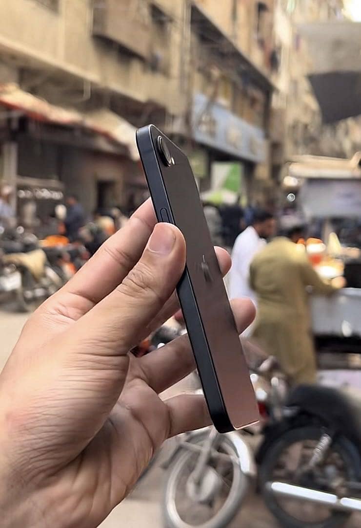 Apple iPhone 16e 2