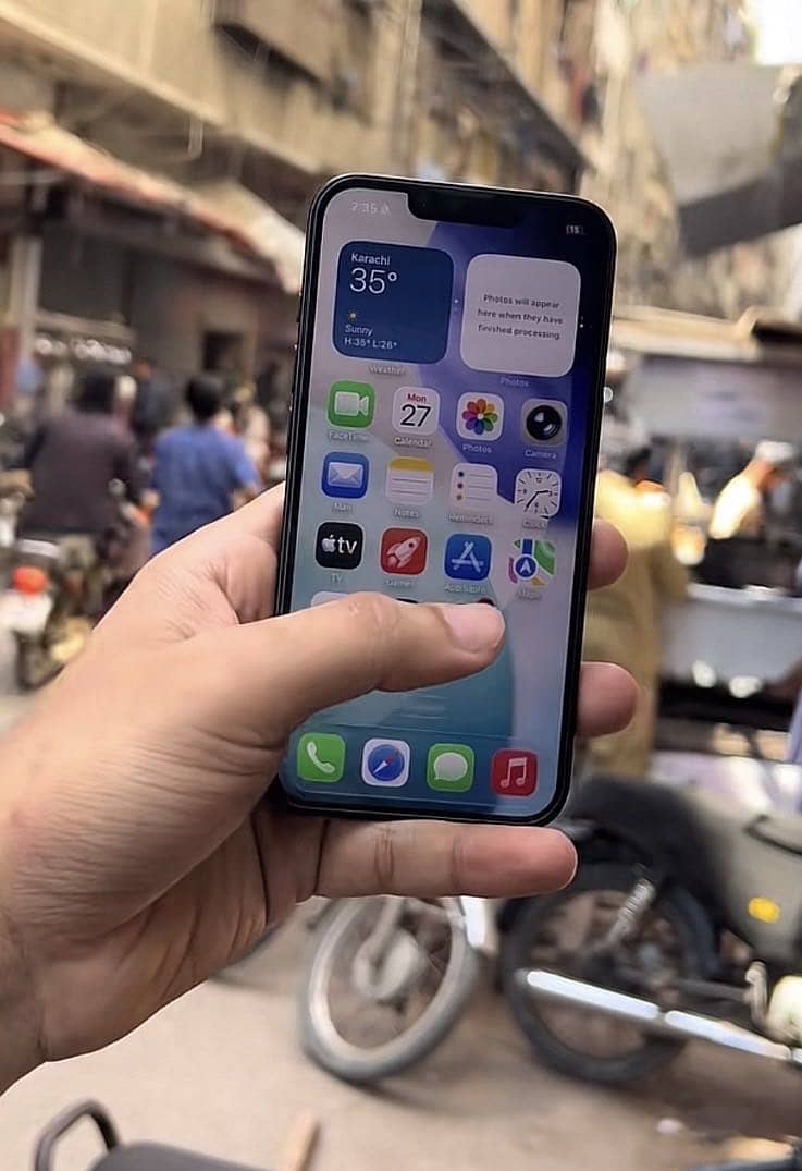 Apple iPhone 16e 3
