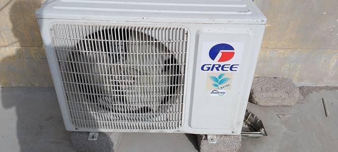 30% gas charge and 120 gas proper thodi gas kam hai AC chalne mein