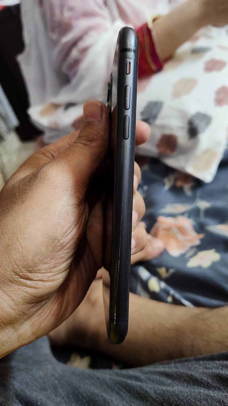 Apple iPhone 11 3