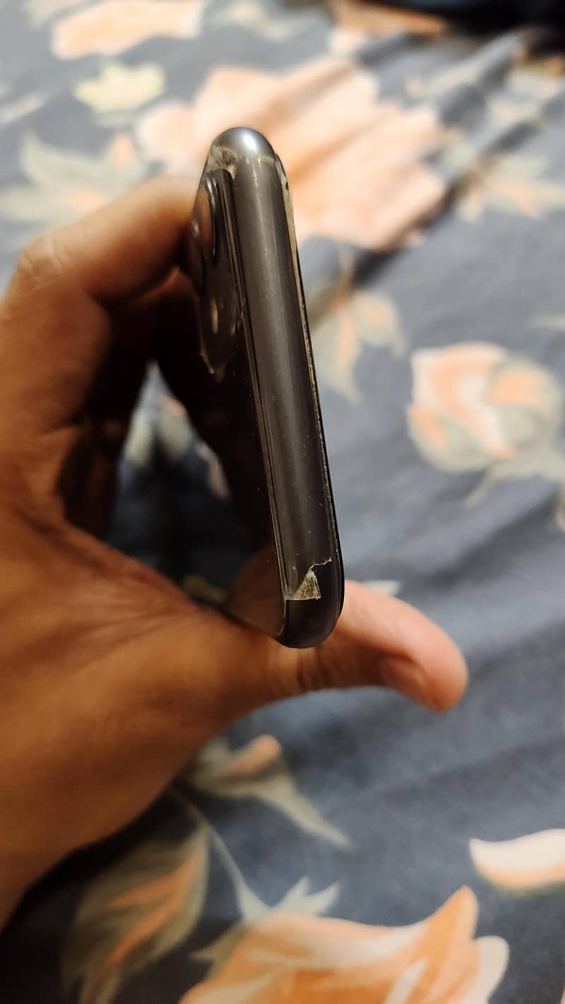 Apple iPhone 11 4