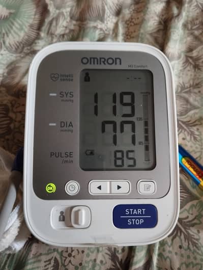 OMRON BLOOD PRESSURE MACHINE/MONITOR