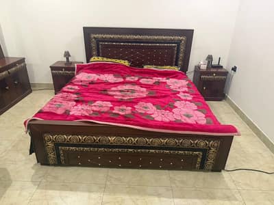 ak baed two side table ek dressing table