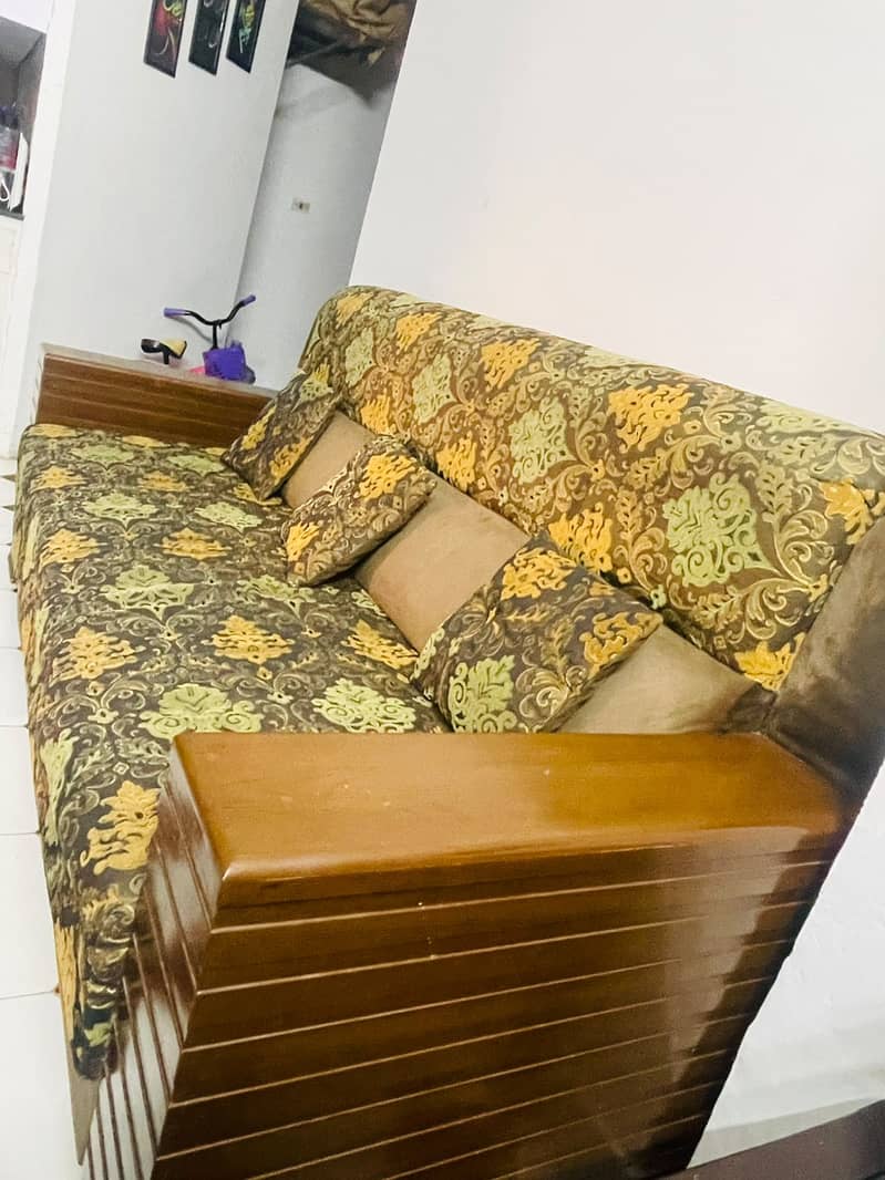 Sofa set - 5 seater sofa set with glass table in Excellent condition 2