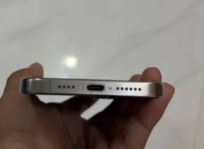 Apple iPhone 15 Pro Max 2