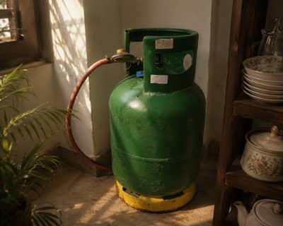 Composite LPG Gas Cylinder with Regulator & Hose | Good Condition